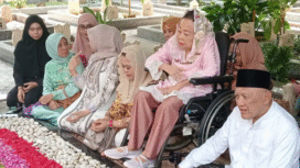 Ibu Shinta Nuriyah didampingi Yenny, melakukan ziarah ke makam KH Abdurrahman Wahid, Presiden Keempat RI, di Denanyar, Jombang, Selasa 11 November 2025. Foto: Lingkarwilis.com
