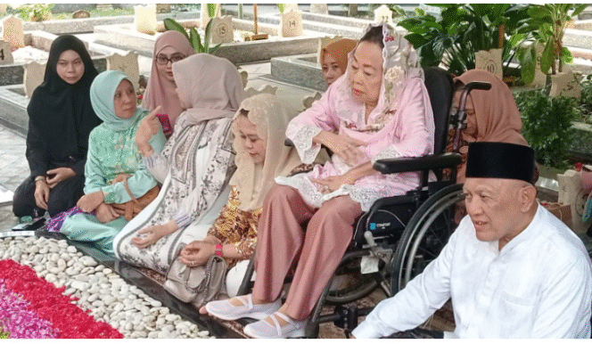 
					Ibu Shinta Nuriyah didampingi Yenny, melakukan ziarah ke makam KH Abdurrahman Wahid, Presiden Keempat RI, di Denanyar, Jombang, Selasa 11 November 2025. Foto: Lingkarwilis.com
