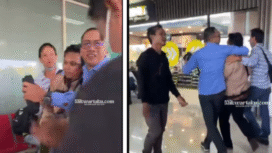 Setelah bertemu Iqbal Setya Pratama di Bandara Supadio Pontianak, 1 November 2025, para calon jamaah umrah yang gagal berangkat mengepung dan menuntut penjelasan darinya terkait keberangkatan dan pengembalian dana. Namun tidak ada sepatah kata pun keluar pernyataan dari Ketua Koperasi Berkah Bersama Arafah. Foto: Instagram@klikwartaku