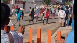 Ribuan warga di 12 wilayah terdmpak banjir badang besar di Sumut, kesulitan memperoleh pasokan bahan makanan. Mereka pun kemudian melakukan penjarahan beras dan minyak di gudang Bulog, Pondok batu, daerah perbatasan antara kabupaten Sibolga-Tapanuli Tengah. Foto:  hitamputih.daily