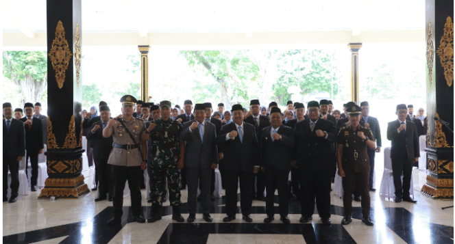 
					Bupati Jombang Warsubi melantik sebanyak 66 pejabat baru di lingkungan pemkab Jombang, Jumat, 7 November 2025. Foto: jombangkab.go.id