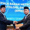 Menteri Perhubungan Menteri Perhubungan RI, Dudy Purwagandhi melantik Prof Teuku Faisal Fathani menjadi kepala BMKG, Senin 3 November 2025, menggantikan Prof Prof. Ir. Dwikorita Karnawati, Foto: BMKG