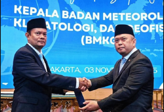 
					Menteri Perhubungan Menteri Perhubungan RI, Dudy Purwagandhi melantik Prof Teuku Faisal Fathani menjadi kepala BMKG, Senin 3 November 2025, menggantikan Prof Prof. Ir. Dwikorita Karnawati, Foto: BMKG
