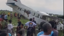 Lima orang terdiri dari pilot kru dan penumpang selamat, pada saat Cessna Skydive Indonesia mengalami kerusakan mesin dan mendarat darurat di persawahan Desa Kertawaluya, Kecamatan Tirtamulya, Karawang, Jawa Barat, pada Jumat sore, 21 November 2025, sekitar pukul 15.00 WIB. Instgaram@pemalang.update