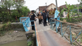 Wakil Bupati jombang, KH Salmanudin Yazid meninjau kondisi jembatan rusak di Dusun Banjarejo, Desa Kudubanjar, Kecamatan Kudu. Jembatan  tersebut merupakan jembatan darurat swadaya masyarakat. Jembatan ini akan dibangun 2026. Foto: Jombangkab.go.id