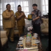 Wakil Bupati Jombang, Drs Salmanudin Yazid didampingi didampingi Asisten Administrasi Umum Setdakab Jombang Syaiful Anwar S.T., M.E tukar cindera mata kepada delegasi tamu dari kota Kitakyushu City-Jepang, Selasa, 17 November 2025. Foto: Instagram@jombangkab