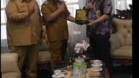 Wakil Bupati Jombang, Drs Salmanudin Yazid didampingi didampingi Asisten Administrasi Umum Setdakab Jombang Syaiful Anwar S.T., M.E tukar cindera mata kepada delegasi tamu dari kota Kitakyushu City-Jepang, Selasa, 17 November 2025. Foto: Instagram@jombangkab