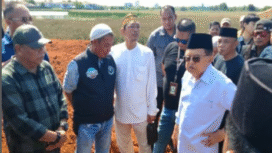 Mantan Wapres Jusuf Kalla berkacak pingga, geram melihat lokasi tanahnya sudah dilakukan pemadaatan. Ia berseketa dengan anak perusahaan Grup LIppo. Foto: Instagram@makasar.iinfo
