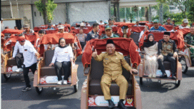 Wakil Bupati Jombang KH Salmanudin yazid bersam pejabat di lingkuangan Pemkab Jombang dan Presiden Beak Indonesia, Nanik Deyang menumpang 100 becak listrik bantuan pribadi Presiden Prabowo Subianto, Senin 24 November 2025 di pelantaran pendopo Pemkab Jombang. Foto: jombangkab.go,di