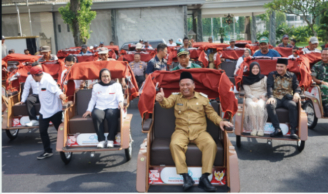 
					Wakil Bupati Jombang KH Salmanudin yazid bersam pejabat di lingkuangan Pemkab Jombang dan Presiden Beak Indonesia, Nanik Deyang menumpang 100 becak listrik bantuan pribadi Presiden Prabowo Subianto, Senin 24 November 2025 di pelantaran pendopo Pemkab Jombang. Foto: jombangkab.go,di