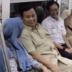 Presiden Prabowo Subianto didamping Dirut KAI, Bobby Rasyidin menumpang kereta api bersama warga. Foto: Tangkap Layar Video Instagram@kantorpresidenri