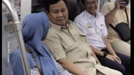 Presiden Prabowo Subianto didamping Dirut KAI, Bobby Rasyidin menumpang kereta api bersama warga. Foto: Tangkap Layar Video Instagram@kantorpresidenri