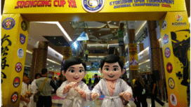 Gressmall, Gresik menjadi lokasi pertandingan karateka Indonesia, dalam arena Soengging Cup 12, Jumat-Minggu 2025. Logo utama arena pertandingan 169 atelt karateka seluruh Indonesia. Foto: ist