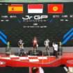 lagu Kebangsaan Indonesia Raya berkumandang di arena ajang European Talent Cup (ETC) Catalunya 2025 setelah berhasil meraih juara 1 meski start dari posisi ke-24!  Minggu 2 November 2025 waktu, setempat pembalap muda , Muhammad Kiandra Ramadhipa, tampil sebagai jaura I. Foto: instgaram@amazingmalang