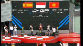 lagu Kebangsaan Indonesia Raya berkumandang di arena ajang European Talent Cup (ETC) Catalunya 2025 setelah berhasil meraih juara 1 meski start dari posisi ke-24!  Minggu 2 November 2025 waktu, setempat pembalap muda , Muhammad Kiandra Ramadhipa, tampil sebagai jaura I. Foto: instgaram@amazingmalang