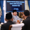 Presiden Prabowo memberikan pengarahan dalam acara pelantikan Komisi Percepatan Reformasi Polri, di istana negara, Jumat sore, 7 November 2025. Foto: Instagram@kemensetneg.ri