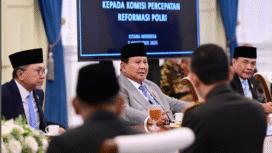 Presiden Prabowo memberikan pengarahan dalam acara pelantikan Komisi Percepatan Reformasi Polri, di istana negara, Jumat sore, 7 November 2025. Foto: Instagram@kemensetneg.ri