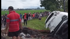 Sebuah mobil Rush putih mobil tertemper KA Batara Kresna di perlintasan kereta api tanpa palang di Begajah, Kecamatan Sukoharjo, Sabtu (15/11/2025), pukul 06.45 WIB. Penumpang mobil merupakan pasangan suami istri (pasutri) yang bekerja sebagai perias asal wilayah Kecamatan Polokarto. Kejadian kecelakaan bermula saat mobil Toyota Rush warna putih melaju dari arah barat ke timur. Foto: Instagram@sukoharjoku.id