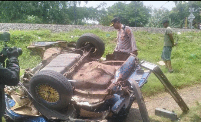 
					Terlelampar belasan meter dari titik tabrakan antara rangkaian KA Mutiara Timur dengan sebuah Acoord yang ditumpangi lima orang sekeluarga, Minggu, 30 November 2025, Foto: ist