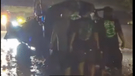 Dalam suanaan hujan, terjadi kecelakaan antara pick up pengangkut mangga didiga menyewruduk sebuah trailer di dengan truk di jalan raya Kecamatan Perak Kab Jombang, Minggu (16/11/25). Foto: Instagram@jombang_informasi