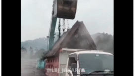 Masih hangat dan mengeluarkan asap  putih, tetapi alat berat sudah mulai menaikkan pasir panas lahar Semeru diangkut ke atas truk. Status masih IV, dan Bupati Lumajang sudah terbitkan larangan sementara penambangan pasir semeru. Foto: Instagram@lbj_jakarta