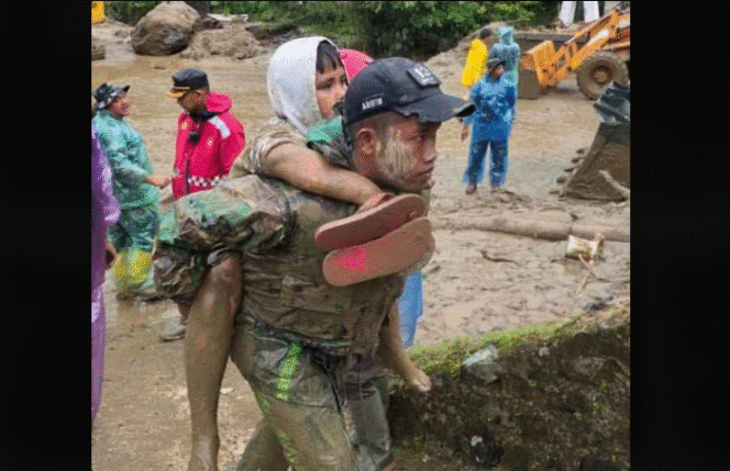 
					Padang Panjang, Provinsi Sumatera Barat,  mengalami musibah banjir badang dan longsor, 27 November 2025. Berdasarkan laporan  Satu Data Bencana Provinsi Sumbar, Jumat 29 November 2025, tercatatn sebanyak 98 korban jiwa, dua di antaranya dua anggota TNI yang turut serta membantu memberikan pertolongan dalam menolong dan evakuasi. Foto: lintas8.com
