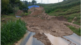 Akibat hujan lebat, menyebabkan tanah longsor di lokasi desa Kradinan, Kecamatan Pagerwojo pada Jumat (31/10/2025) siang menyebabkan longsor susulan di jalan penghubung Kabupaten Tulungagung dan Trenggalek, tepatnya di samping SDN 02 Kradinan, Desa Kradinan. Foto: antara