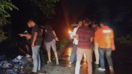 Petugas Inafis melakukan pemeriksaan identitas saat warga menemukan ada jasad ditemukan dalam kondisi terbakar di hutan Desa Lawak, Kecamatan Ngimbang, Lamongan Senin, 3 November 2025. Foto: Dok/Inafis