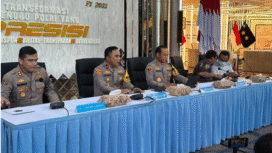 Kapolda Metro Jaya Irjen Pol Asep Edi Suheri menggelar konferensi pers pada Jumat, 7 November 2025,, Dalam acara tersebut kapolda menetapkan delaan orang nama tersangka kasus fitnah, dan pencemarah nama baik terhadap Joko Wisoso, terakit dengan ijazah palsu, Foto: cnn