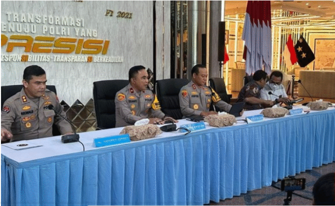 
					Kapolda Metro Jaya Irjen Pol Asep Edi Suheri menggelar konferensi pers pada Jumat, 7 November 2025,, Dalam acara tersebut kapolda menetapkan delaan orang nama tersangka kasus fitnah, dan pencemarah  nama baik terhadap Joko Wisoso, terakit dengan ijazah palsu, Foto: cnn