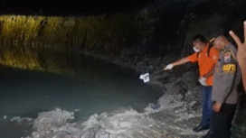 Petugas kepolsian melakukan olah TKP di bekas galian tambang galian C di bukit Jaddih, Bangkalan. Kubangan ini menjadi tempat tewasnya enam santri yang berusia di bawah 10 tahun, Kamis sore, 20 November 2025. Foto: murianetwork.com