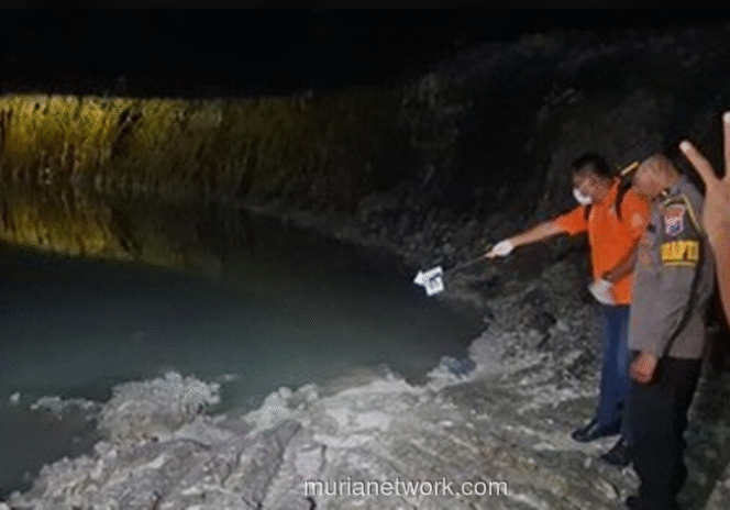 
					Petugas kepolsian melakukan olah TKP di bekas galian tambang galian C di bukit Jaddih, Bangkalan. Kubangan ini menjadi tempat tewasnya enam santri yang berusia di bawah 10 tahun, Kamis sore, 20 November 2025. Foto: murianetwork.com