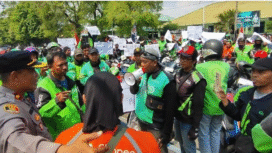 Sekitar 800 drivr ojek oline kota Pasuruan menuntun motornya berbaris menujuk ke kantor DPRD, melakukan aki unjuk rasa, efek BBM Pertalite yang menyebabkan motor mbrebet, Rabu 4 November 2025. Foto: istimewa