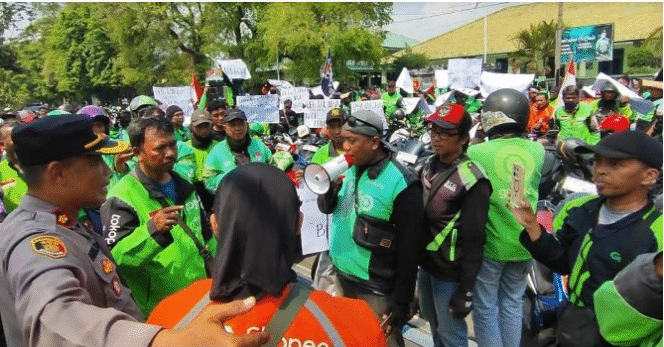 
					Sekitar 800 drivr ojek oline kota Pasuruan menuntun motornya berbaris menujuk ke kantor DPRD, melakukan aki unjuk rasa, efek BBM Pertalite yang menyebabkan motor mbrebet, Rabu 4 November 2025. Foto: istimewa