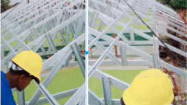 Para pekerja yang melakukan pembangunan rehab kelas di SDN1 Plosogenuk, Perak, Jombang, tengah memasang kuda-kuda atap dari bahan baja ringan.  Pekerjaan ini harus selesai 17 Desember 2025. Foto: Istimewa