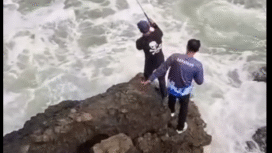 Tim SAR Gabungan berlum berhasil menemukan atau mengevakuasi dua pria yang tenggelam disahut ombak, saat mancing. Dua orang pemancing, Ujang Agus (40) dan Deni Setiawan (35), hilang tersapu ombak besar saat memancing di atas batu karang Pantai Cikeueus, Desa Girimukti, Kecamatan Ciemas, Kabupaten Sukabumi pada Minggu, 16 November 2025 sekitar pukul 08.15 WIB. Instagram@sumbarheadline