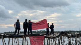 Kementrian KKP tengah memasang bendera segel atas pengurukan pagar laut sepanjang 301,6 km di pantai utara Tangerang, tetapi sampai saat ini  pengurukan tetap berjalan santai dan aman. Seolah negara sudah cuwek bebek menghadapi kasus ini. Foto: tajukonline.com