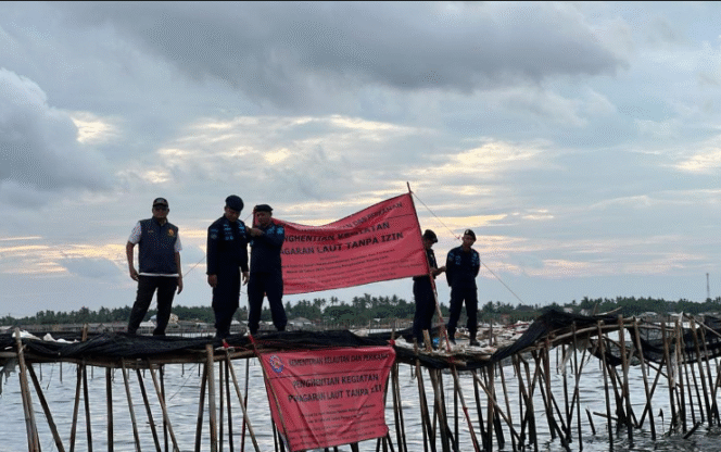 
					Kementrian KKP tengah memasang bendera segel atas pengurukan pagar laut sepanjang 301,6 km di pantai utara Tangerang, tetapi sampai saat ini  pengurukan tetap berjalan santai dan aman. Seolah negara sudah cuwek bebek menghadapi kasus ini. Foto: tajukonline.com
