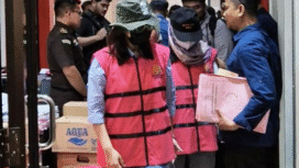 Kejaksaan Negeri Tanjung Perak telah menahan sebanyak enam orang tersangka dalam kasus mark-up proyek pengurasan kolam retensi dengan nilai kerugian negara ditaksir mencapai Rp 200 miliar, Jumat 28 November 2025. Foto: Instagram@kejari,tanjung.perak