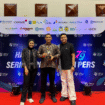 VP Komunikasi Korporat Petrokimia Gresik, Rama Yusron Harbiansyah (tengah) bersama Insan Petrokimia Gresik usai menerima Gold Winner Kategori Media Relations Awards 2025 pada ajang 79th SPS Awards. Foto: Humas Petrokimia Gresik