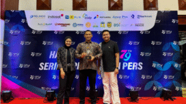 VP Komunikasi Korporat Petrokimia Gresik, Rama Yusron Harbiansyah (tengah) bersama Insan Petrokimia Gresik usai menerima Gold Winner Kategori Media Relations Awards 2025 pada ajang 79th SPS Awards. Foto: Humas Petrokimia Gresik