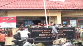 Masa dari desa Kaligedang, Ijen, membawa senjata celurit mengepungm menyeret keluar Kapolsek Ijen, Iptu Suherdi, minta agar warga yang ditangkap dibebaskan. Persitiwa ini terjadi, Senin pagi 17 November 2025, Kapolsek kemudian dibebaskan oleh TNI dan Polres Situbondo. Foto: kabarrakyat.id