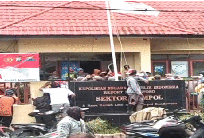 
					Masa dari desa Kaligedang, Ijen, membawa senjata celurit mengepungm menyeret keluar Kapolsek Ijen, Iptu Suherdi, minta agar warga yang ditangkap dibebaskan. Persitiwa ini terjadi, Senin pagi 17 November 2025, Kapolsek kemudian dibebaskan oleh TNI dan Polres Situbondo. Foto: kabarrakyat.id