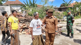 Wilayah Pamekasan, Madura, Senin siang 3 November 2025, diamuk upting beliung sebanyak 22 rumah warga berantakan akibat terthempas aingin kencang. Tercatat terjadi beberapa desa lain seperti Palengaan Laok, Konang, Ponteh, dan Galis. Foto: kabaramadura.id