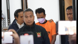 Polres Pamekasan melakukan konferensi pers, terakit dengan penangkap tersangka kasu penganiayaan disertai pembakaran korban. Polisi menangkap dua pria dari Sampang, motiv perkara urusan mantan istri. Foto: Instagram@karimataFM