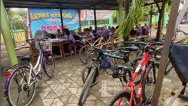 Menunggu rehabilitasi kelas yang ambrok akibat bangunan sudah lapuk, sekitar 120 siswa SDN 1 Plosogenuk, Jombang, harus belajar di tempat parkir sepeda. Jika hujan, pelajaran jadi buyar. Mereka harus berteduh ke tempat yang masih bisa untuk beretdu. Pemkak Jombang sudah menggelontorkan dana Rp 225 juta untuk rehabilitasi, baru selesai bulan Desember. Foto: Instagram@jombanginformasi_