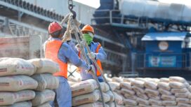 Foto:Istimewa
Proses bongkar muat produk zak Semen Gresik untuk siap diangkut ke truk distribusi semen di Dermaga Terminal Khusus (Tersus) SIG di Kabupaten Tuban, Jawa Timur.