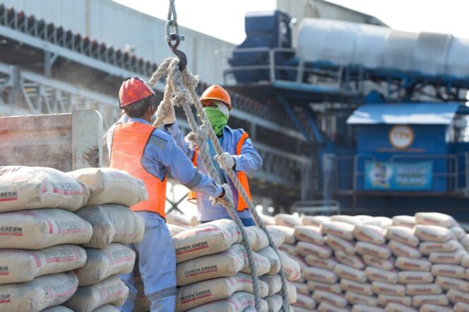 
					Foto:Istimewa
Proses bongkar muat produk zak Semen Gresik untuk siap diangkut ke truk distribusi semen di Dermaga Terminal Khusus (Tersus) SIG di Kabupaten Tuban, Jawa Timur.