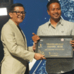 Direktur Sales dan Marketing SIG, Dicky Saelan (kiri) menyerahkan piagam penghargaan Best Customer kepada Kadek Agus Mudiana pada ajang Retailer Gathering SIG Area Bali tahun 2025, di Nusa Dua Convention Center, Bali. Foto: Ist