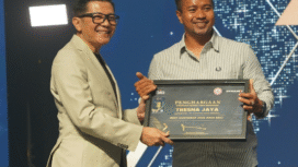 Direktur Sales dan Marketing SIG, Dicky Saelan (kiri) menyerahkan piagam penghargaan Best Customer kepada Kadek Agus Mudiana pada ajang Retailer Gathering SIG Area Bali tahun 2025, di Nusa Dua Convention Center, Bali. Foto: Ist
